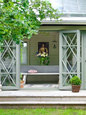 <p><p>Virpi Suutarin kesämaja on koko kotipihan kaunistus. Öljymaalauksen kopio on hankittu Eremitaašin kaupasta, ja vanha öljylamppu on löytö Billnäsin antiikkimarkkinoilta. </p></p>