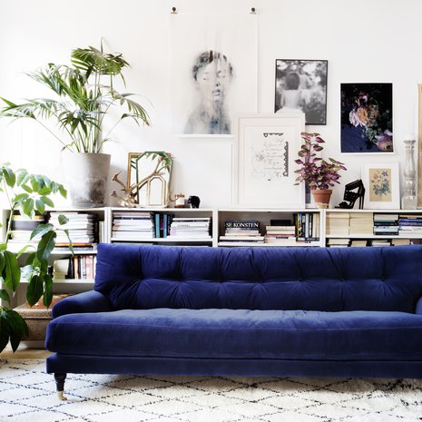 Hurmaava kirkkaansininen samettisohva on ruotsalaisen Melimelin, melimelihome.se.