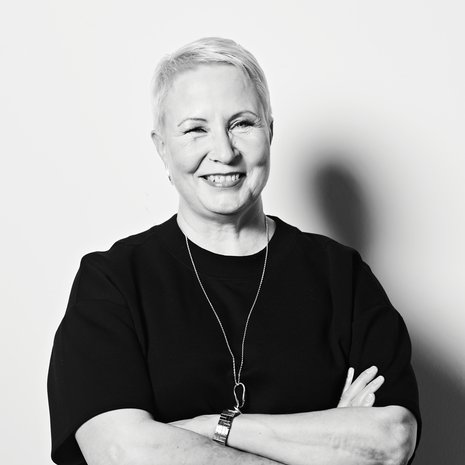 Työyhteisössään Suvi-Annea kiitellään herkkävaistoiseksi äitihahmoksi, joka tuntee alaisensa muutenkin kuin nimeltä.