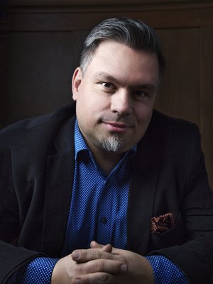 Kustannussopimustaan Tommi juhli juomalla oluen.