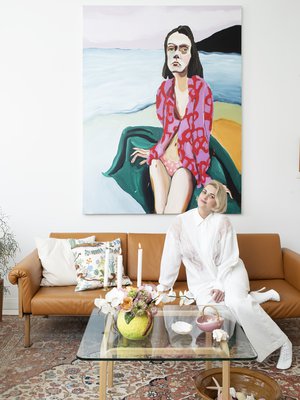 Jenni Hiltusen Sunset kuljettaa lomatunnelmaan. Jennin taulut olivat Sannin pitkäaikainen haave. "Rakastan katselevia naisia kotini seinillä. Niiden ympärille rakennan loppuelämäni kodin." Artekin pöytä on Fasaani-antiikki-liikkeestä.