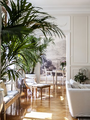 Olohuoneen kipsilistoilla toteutettuihin paneeliseiniin Julia sai idean Pinterestistä etsiessään vaihtoehtoa liian alastomilta tuntuville maalatuille seinille.