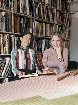 Juslin Maunula -brändin perustajat, arkkitehti Lilli Maunula ja  vaatesuunnittelija Laura Juslin.