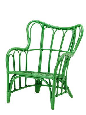Rottinki on kes&auml;n kuumin kalustemateriaali. Vihre&auml; v&auml;ri tekee kurvikkaasta tuolista uuden n&auml;k&ouml;isen. Nipprig -tuoli 39,95 e, Ikea.fi.