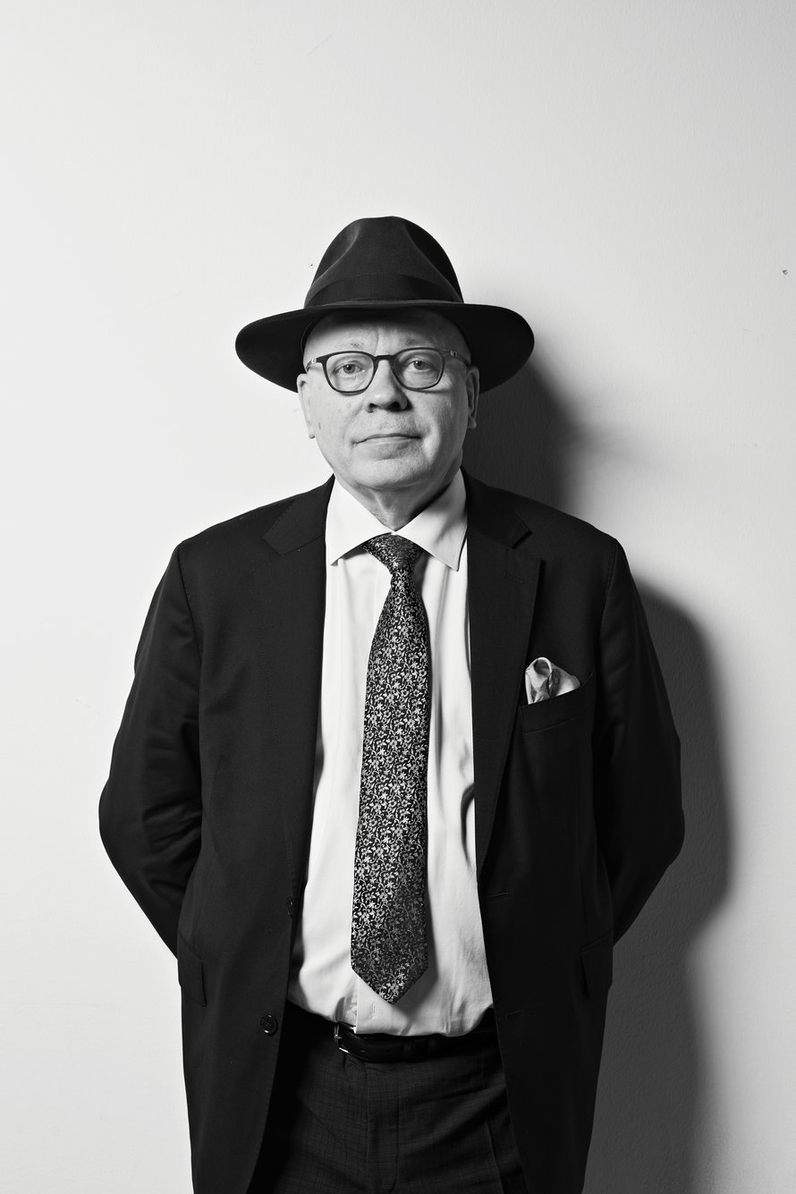 "Epävarmuus on aina läsnä. Onneksi. Jos olisin liian varma, olisin varmaan liukunut jotenkin vaarallisille vesille", Harri toteaa.